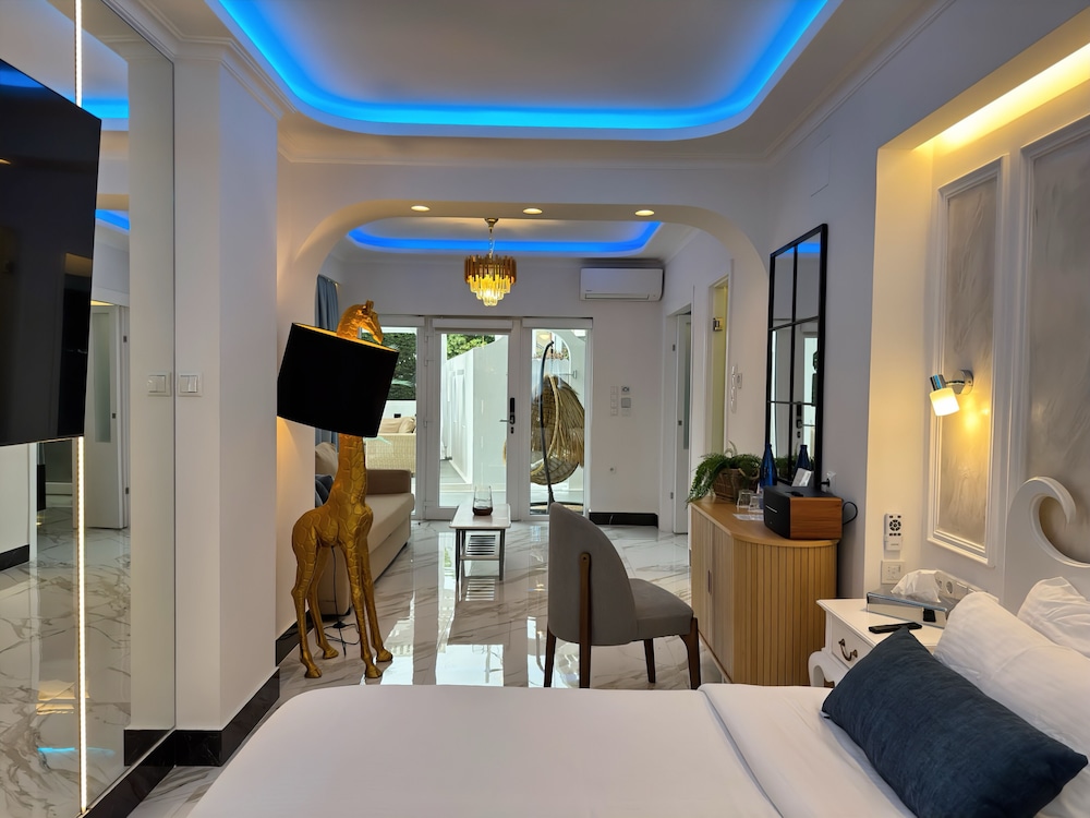 Grand Suite Sea View with Table Fireplace & Indoor Jetted Tub photo 3