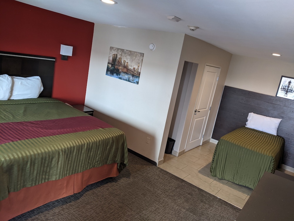 1 King Bed and Twin