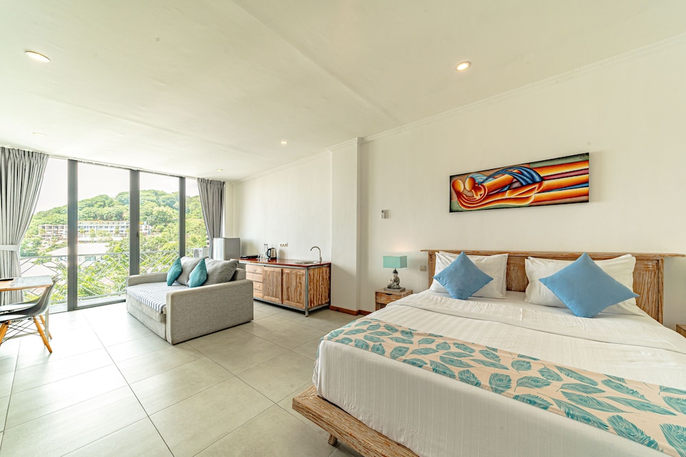 Suite - Photo 1