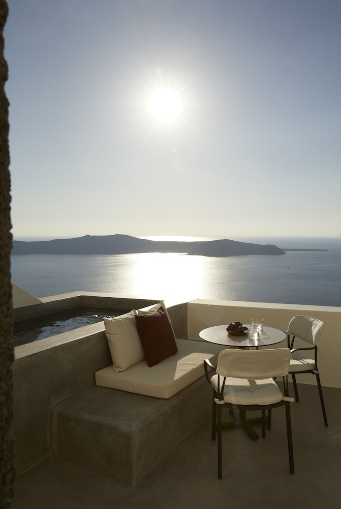 Serenity Suite with Plunge Pool and Caldera View - Photo 4