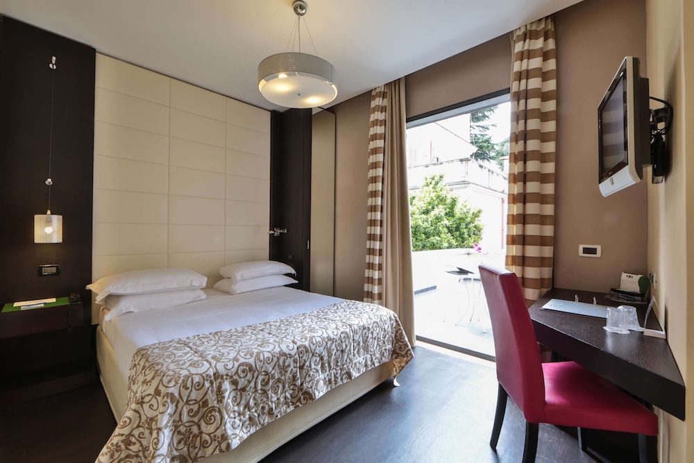 Deluxe Room, 1 Queen Bed, Balcony