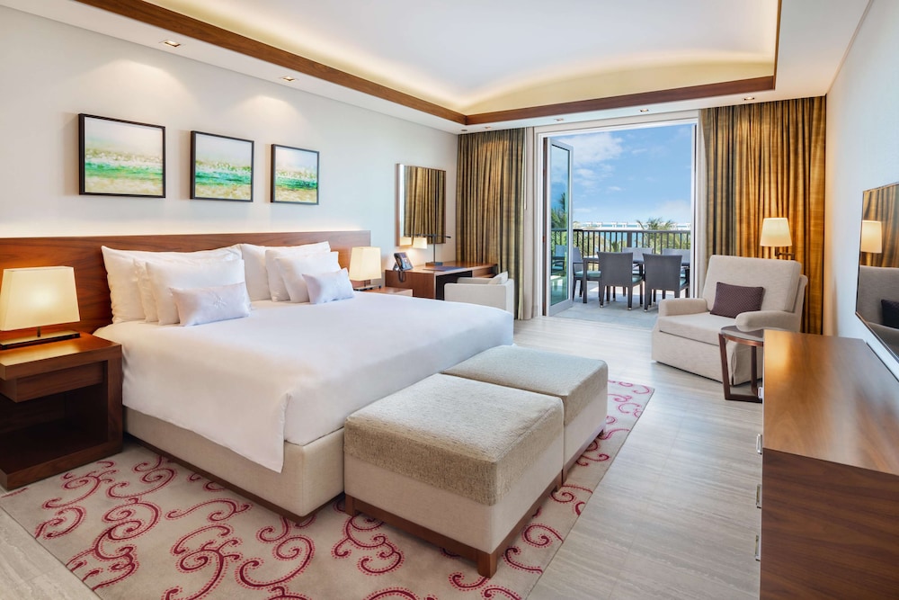 Sea View Residence Two Bedroom Suites with Lounge Access, Butler & Mall Shuttle
