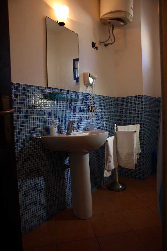 Family Room, Private Bathroom - Photo 2