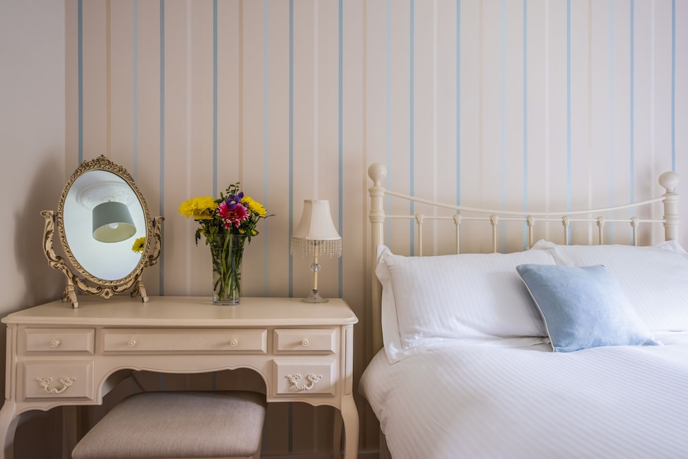 The Bluebell Room - Double ensuite with King Bed, Roll Top Bath and Power Shower photo 3