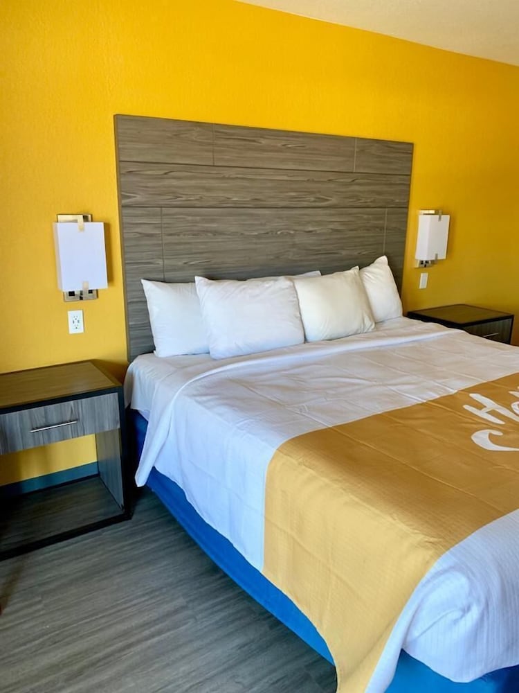 Room, 1 King Bed, Accessible, Non Smoking (Mobility) photo 2