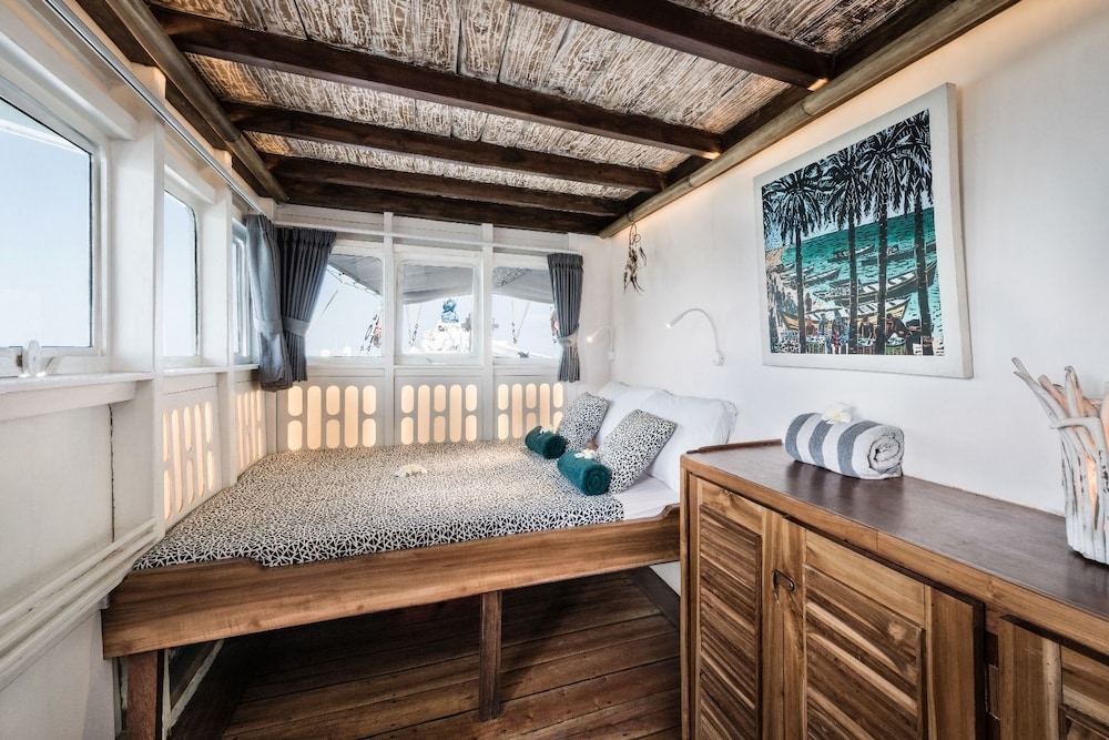 Cabin, Overwater (11 Pax) photo 1