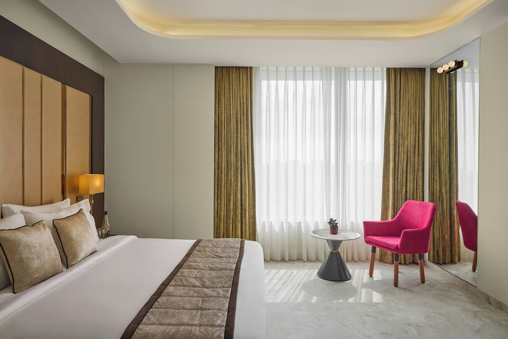 Suite, 1 King Bed, City View