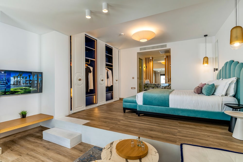 King Suite with Sea View and Heated Plunge Pool - Photo 24