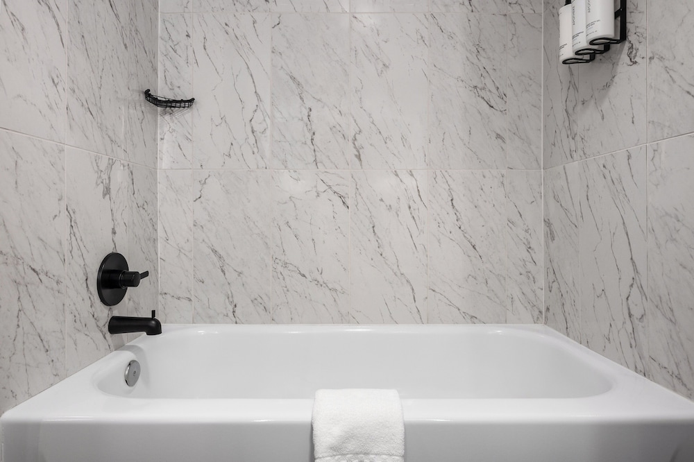 Standard Room, 2 Queen Beds, Accessible Bathtub, Non Smoking (Communication, Mobility) - Photo 4