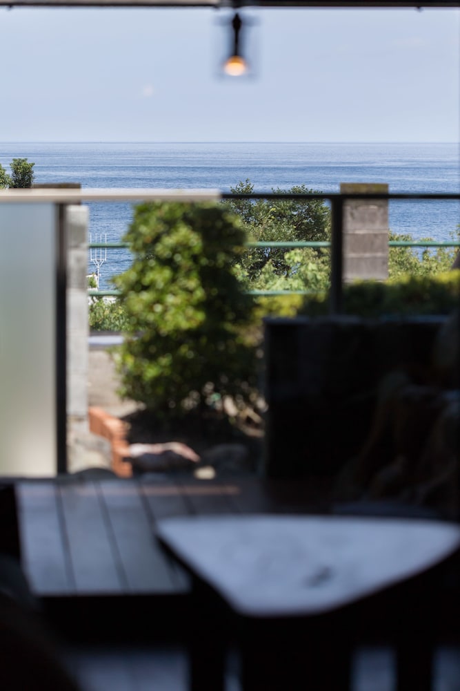 King 102, Open-Air Bath, Optional meals in dining room photo 3