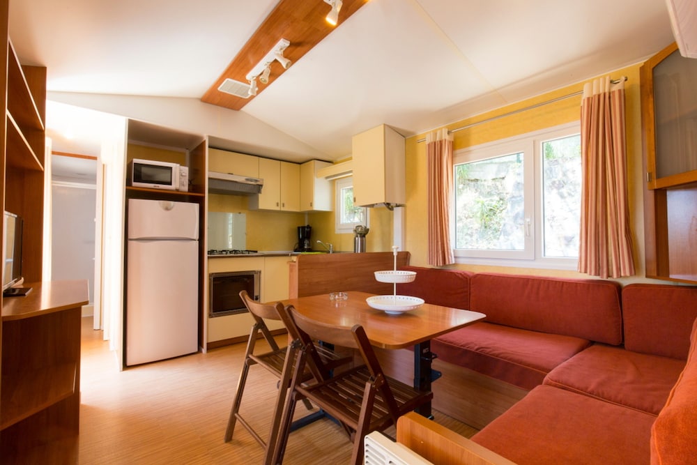 Comfort Mobile Home, 2 Bedrooms, Mountain View photo 2