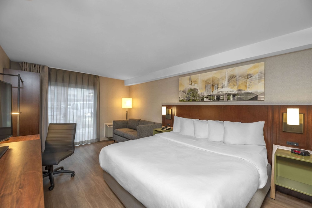 Business Room, 1 King Bed, Non Smoking - Photo 3