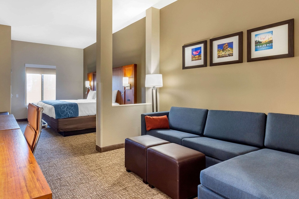 Suite, 1 King Bed, Accessible, Non Smoking - Photo 1