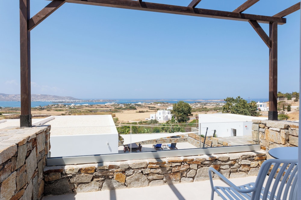 Deluxe Room, 1 King Bed, Balcony, Sea View photo 3
