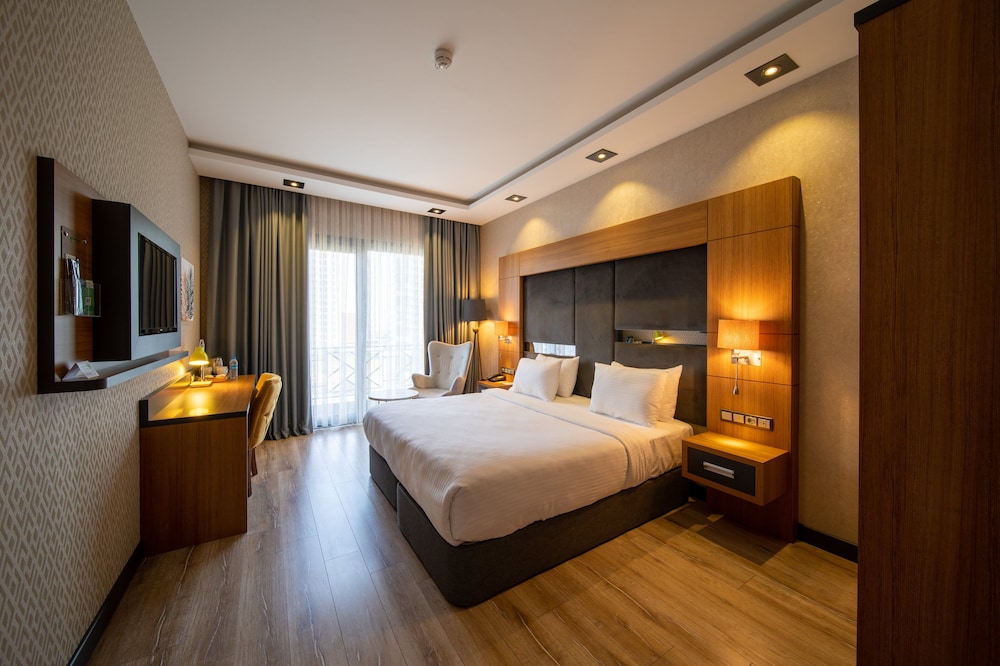 Standard Room, 1 King Bed, Non Smoking - Photo 1