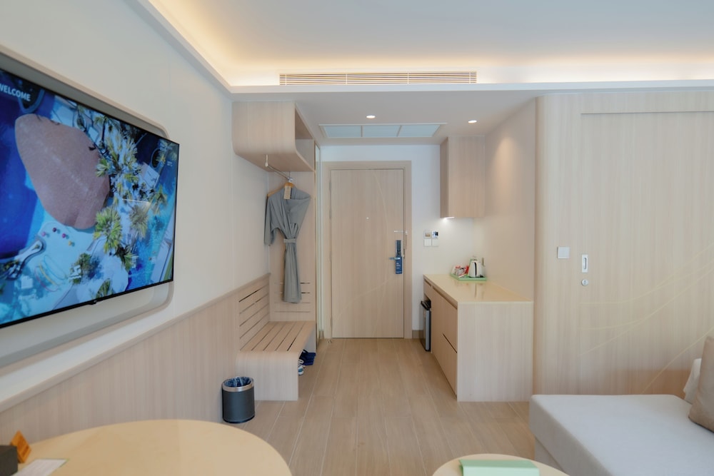 Grand Room, 1 King Bed, Pool Access (Deluxe) - Photo 11
