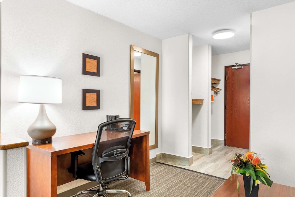 Business Suite, 1 King Bed with Sofa bed, Non Smoking (Upgrade) - Photo 4