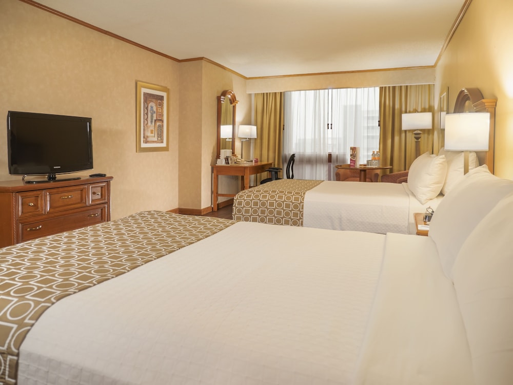 Standard Room, 2 Queen Beds (Low Floor) thumbnail 5