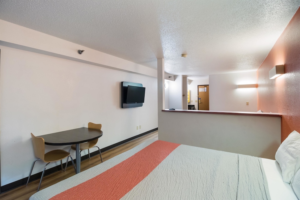 Deluxe Suite, 1 King Bed, Smoking, Hot Tub