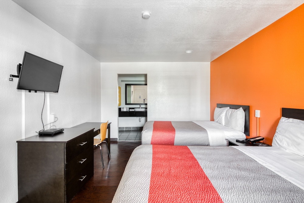 Room, 2 Double Beds - Photo 3