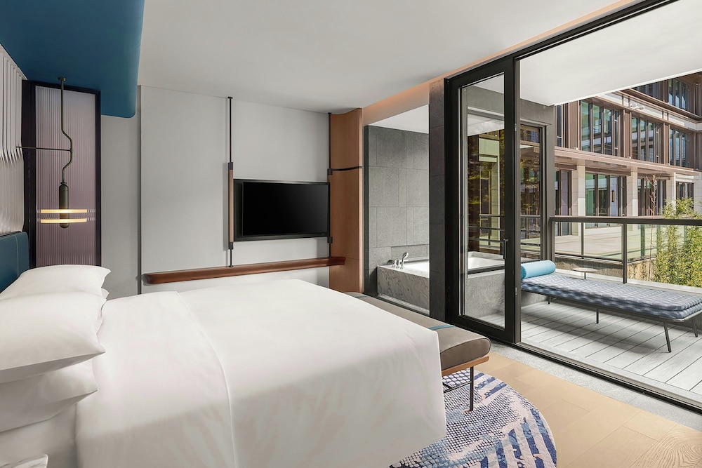 Suite, 1 King Bed, Balcony, Garden View