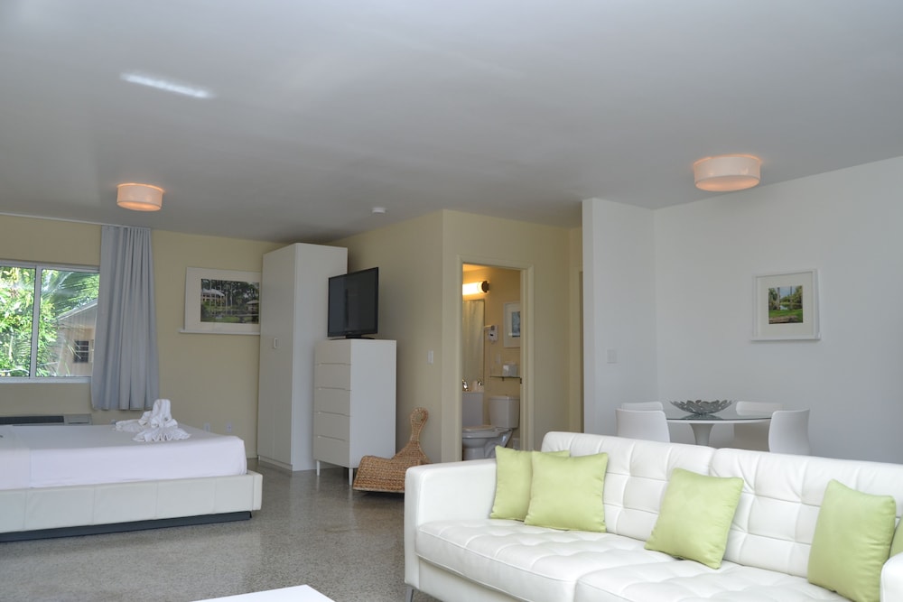 Suite, 2 Bedrooms (1 King and 2 Queen Beds) - Photo 1