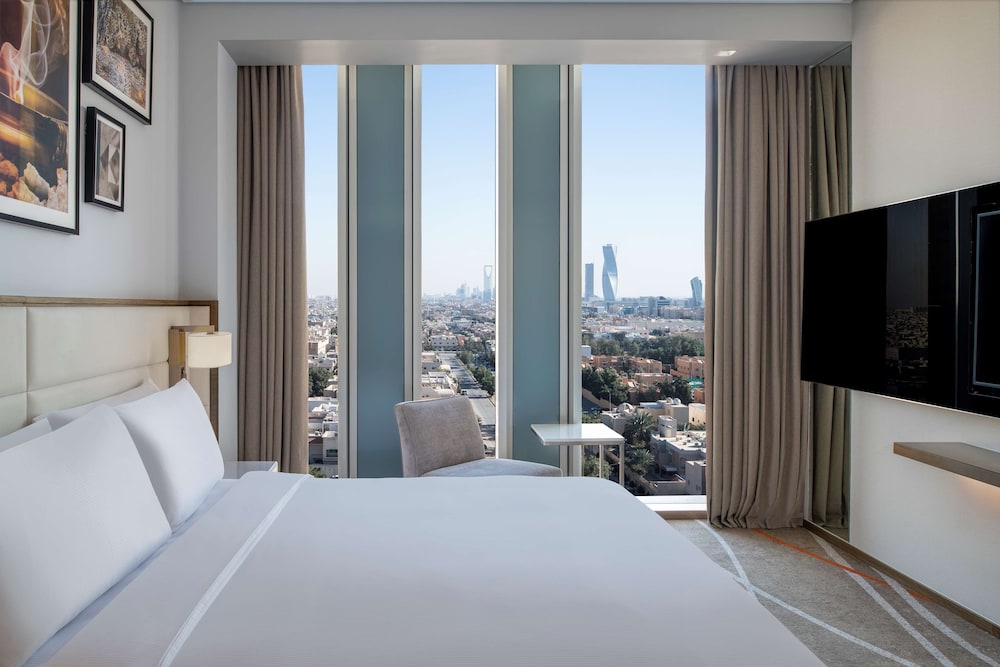 Suite, 1 King Bed - Photo 3