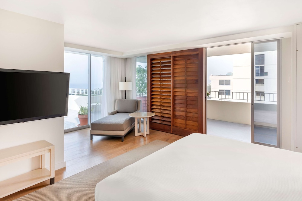 1 Bedroom Oceanfront King Penthouse Suite - Photo 2