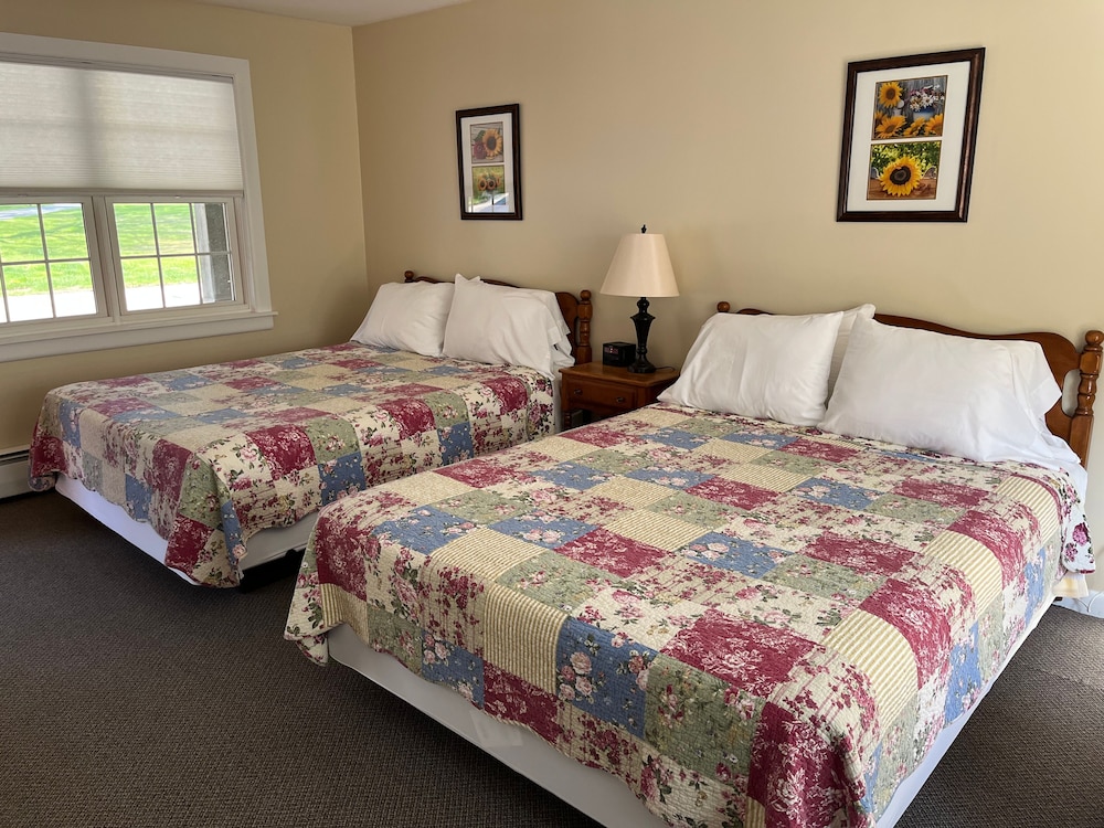 Quadruple Room, 2 Queen Beds, Mountain View photo 2