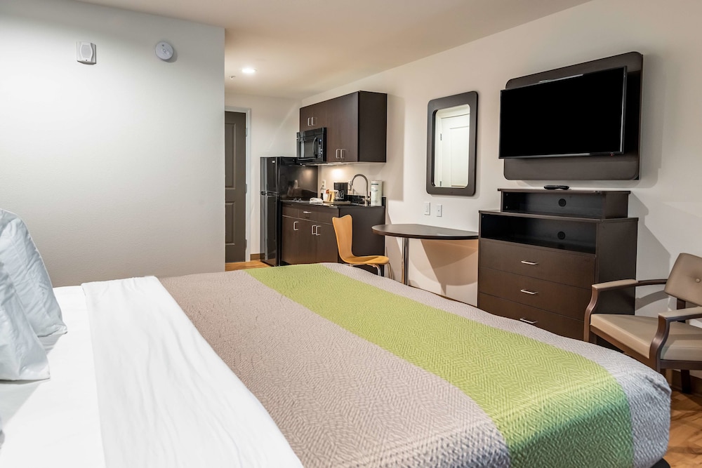 Deluxe Room, 1 King Bed, Non Smoking photo 2