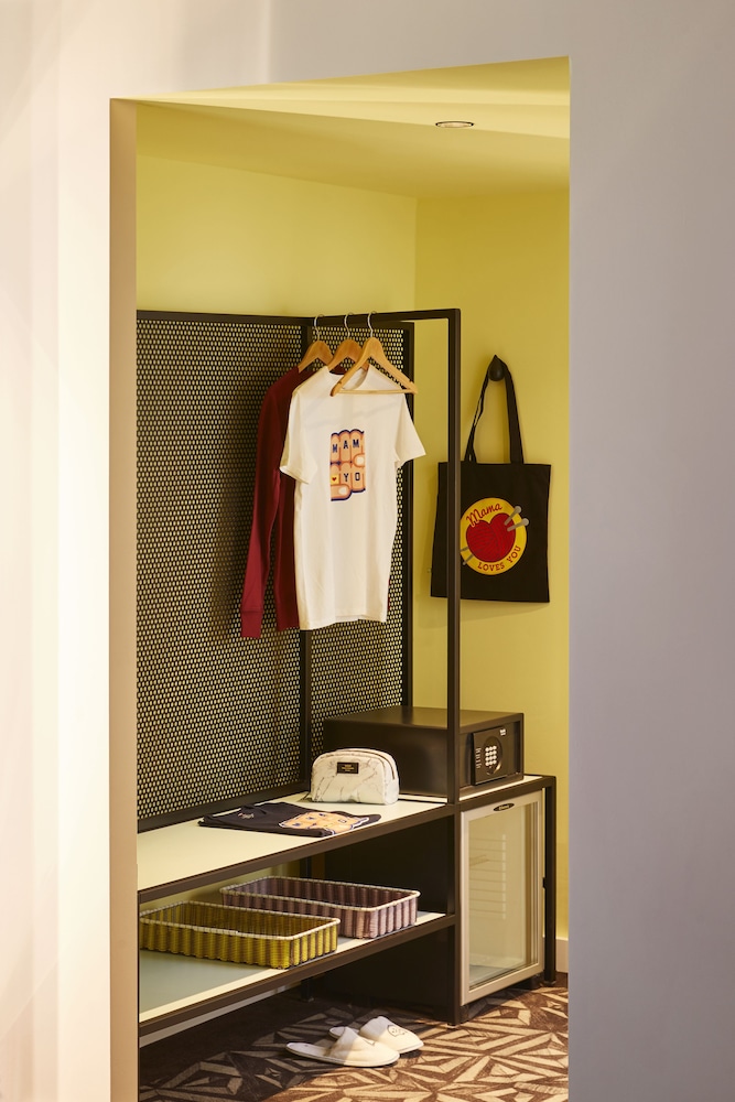 Room, 1 King Bed (Medium Mama)