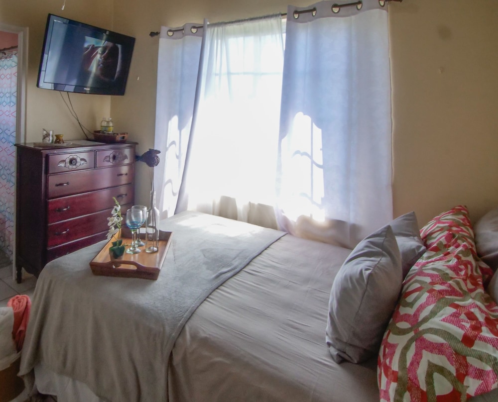 Economy Single Room, 1 Double Bed, Ensuite, Partial Ocean View photo 2