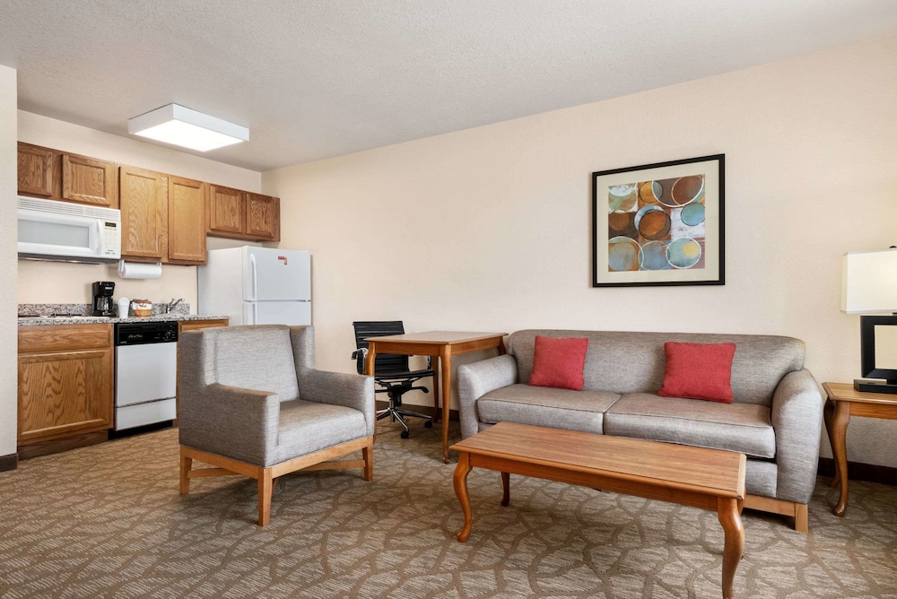Deluxe Studio Suite, 1 Queen Bed - Photo 2
