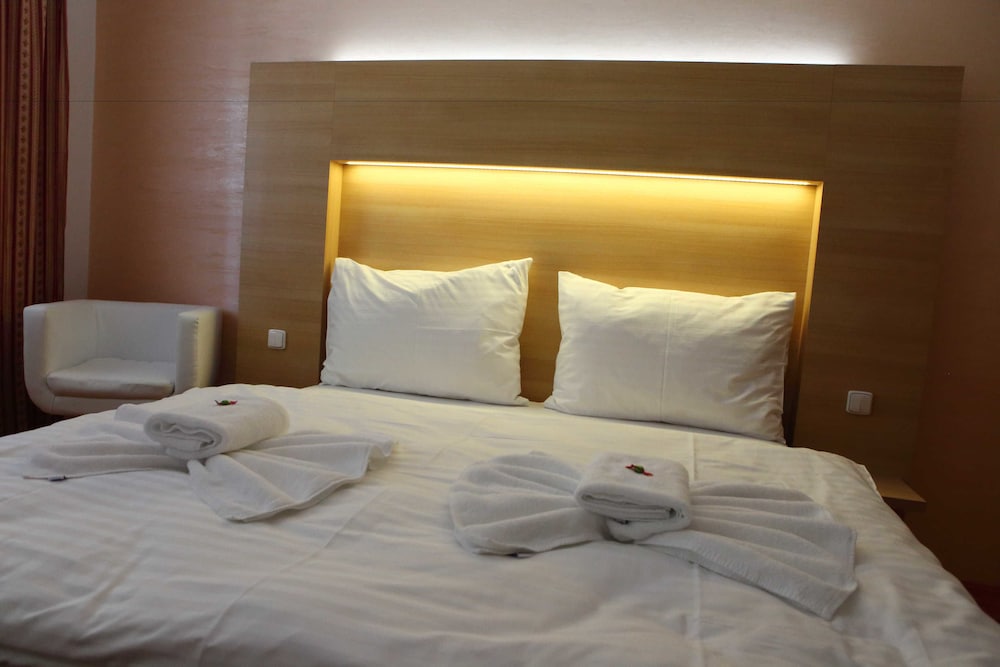 Romantic Double Room, 1 King Bed, Refrigerator, Garden View photo 1