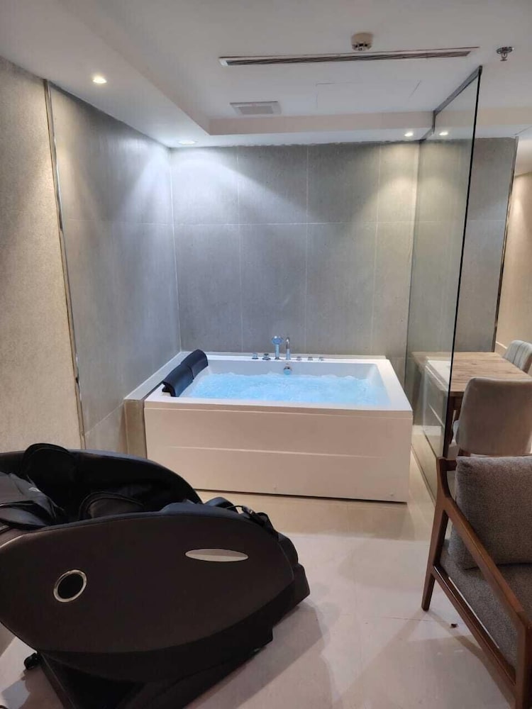 Honeymoon Studio Suite