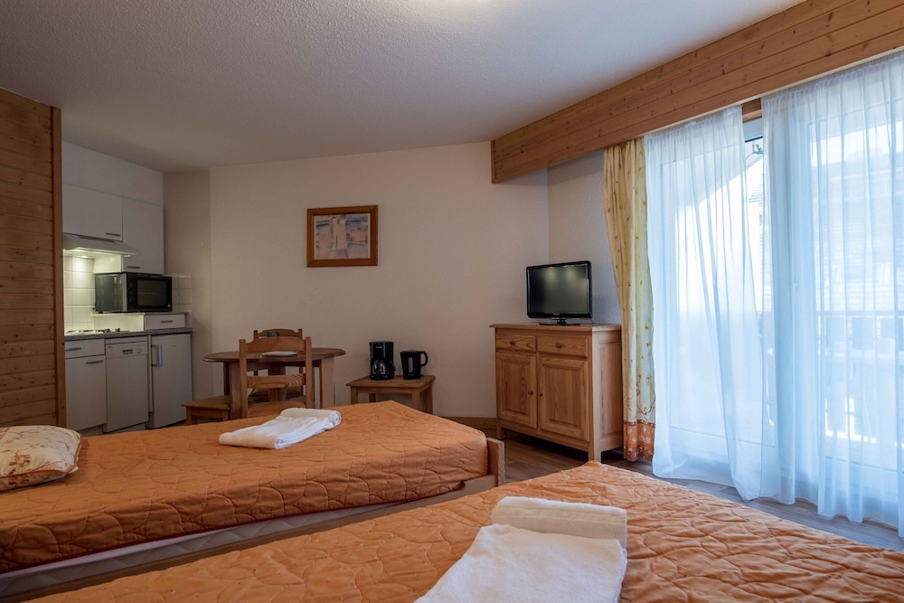 Studio, 2 Twin Beds, Balcony photo 1