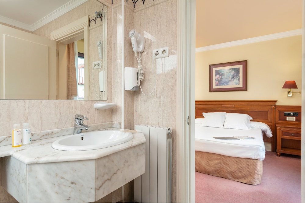 Double Room - Photo 7