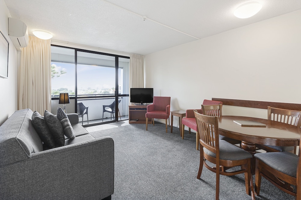 Two Bedroom Queen Apartment with Balcony - Photo 5