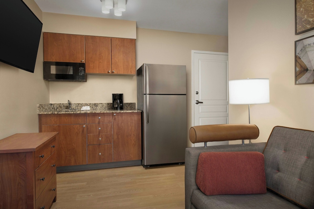 Studio, 1 Queen Bed with Sofa bed (Mobility Accessible, Tub) - Photo 4