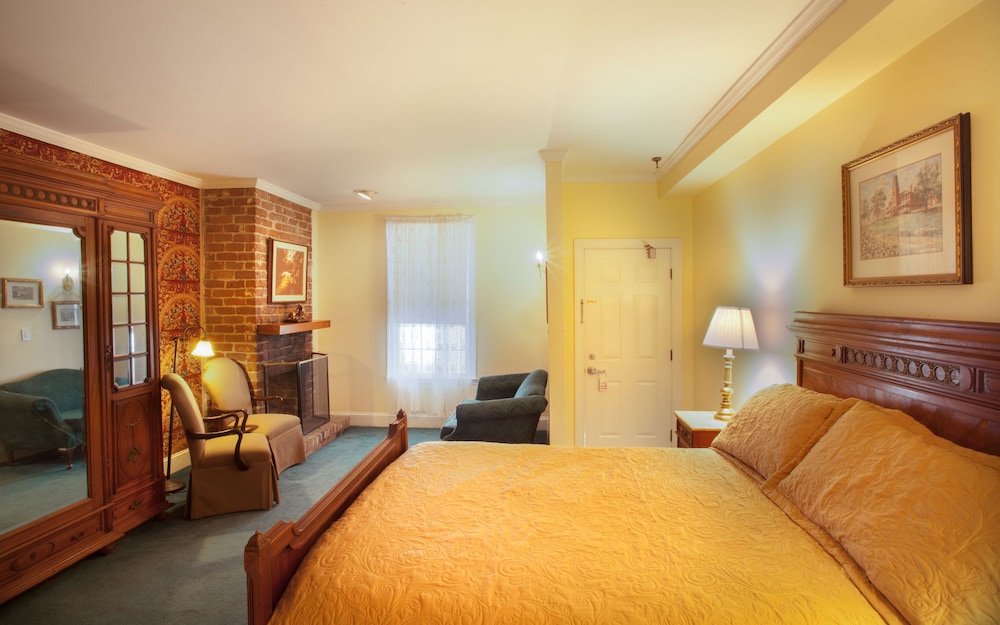 Room, 1 Queen Bed (105), Stairs Required