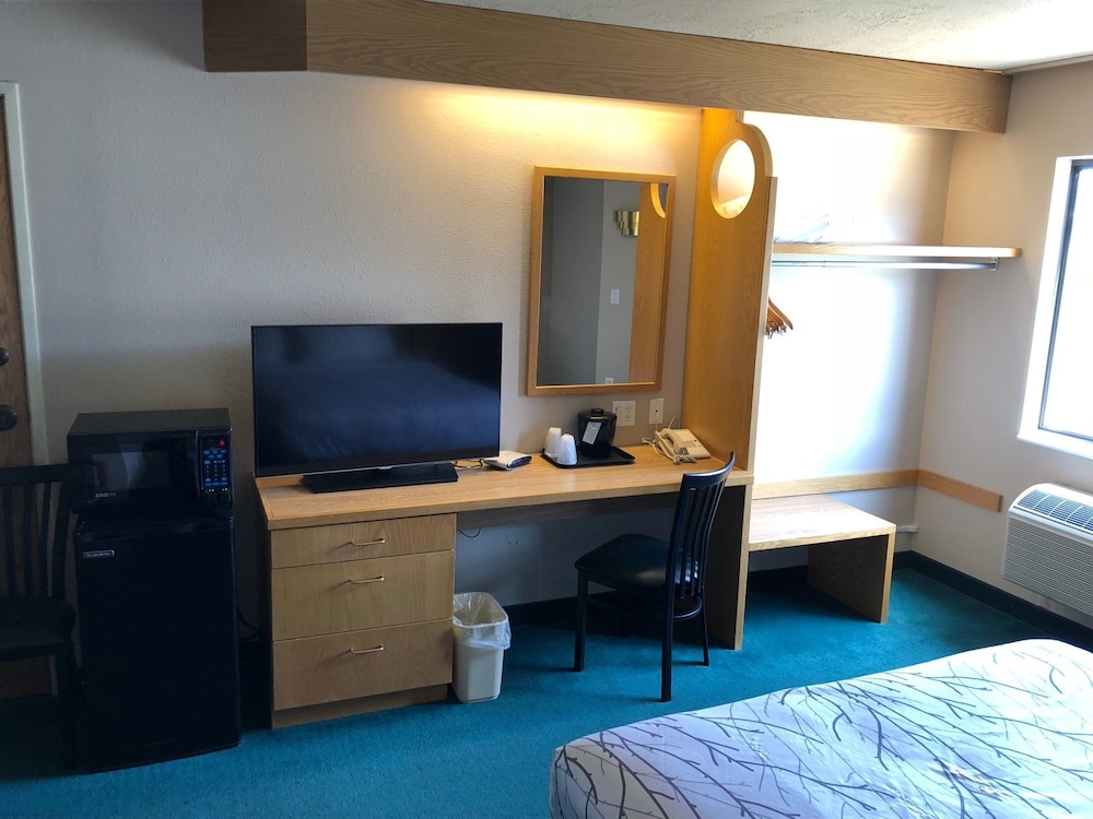 Standard Room, 1 Queen Bed, Accessible photo 2