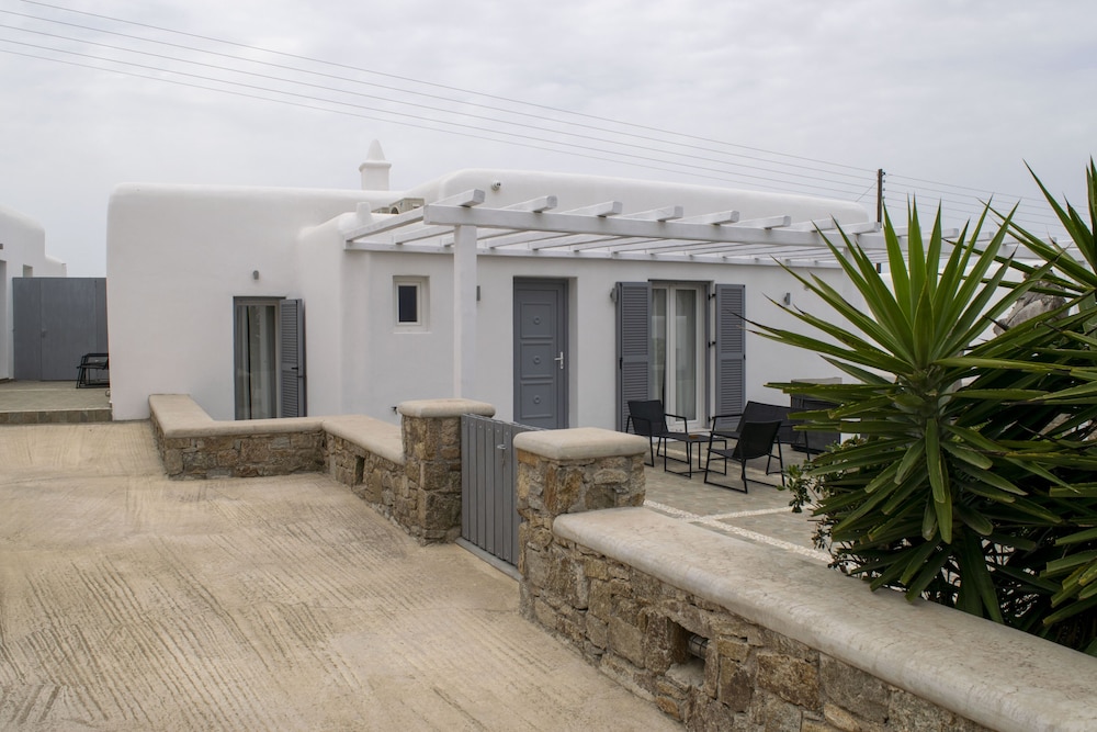 Villa - Photo 2