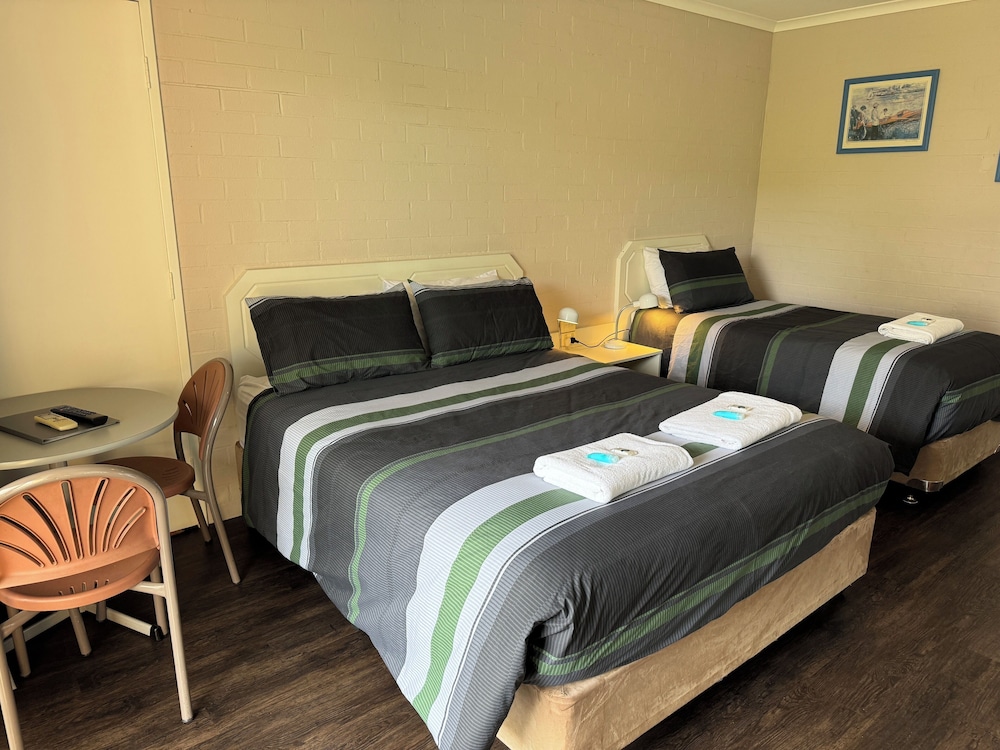Upstairs Motel/Twin photo 3