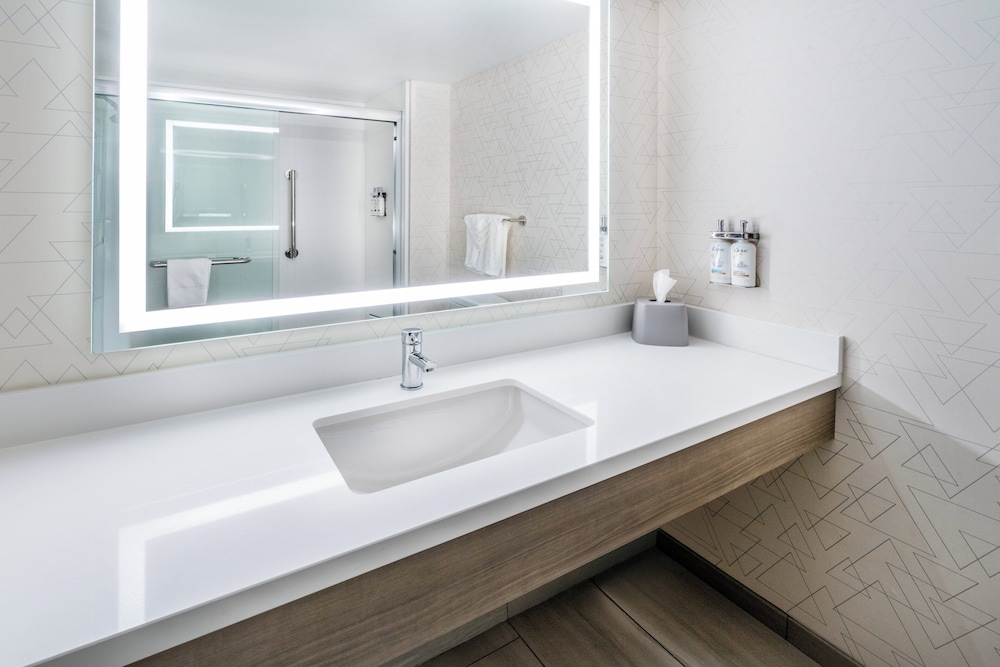 Suite, 1 King Bed, Accessible (Communications) - Photo 6