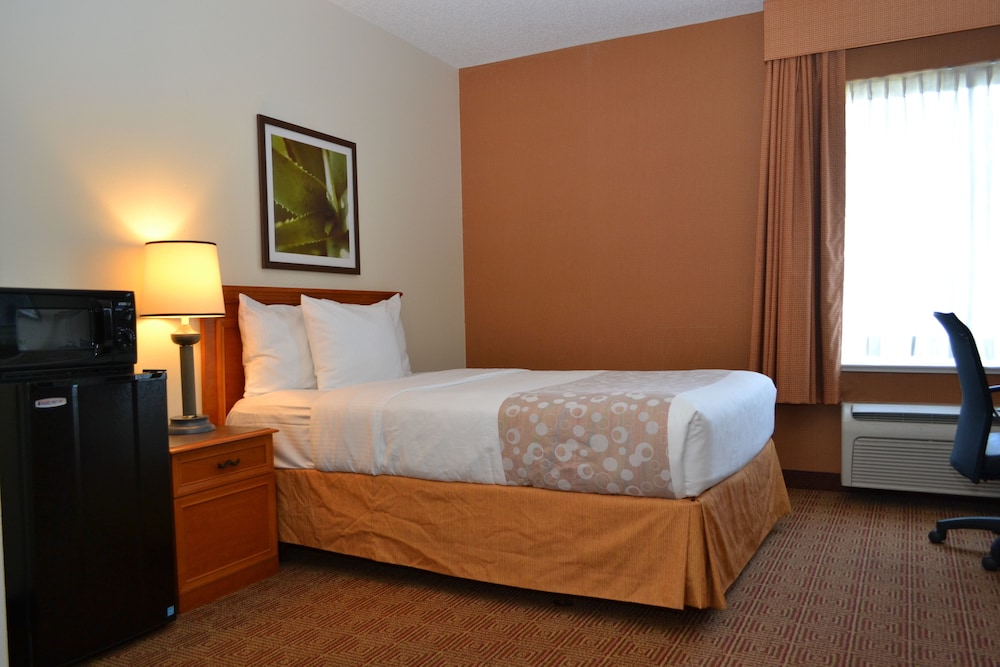 Room, 1 Double Bed, Accessible, Non Smoking (Mobility/Hearing Impaired Accessible) - Photo 2