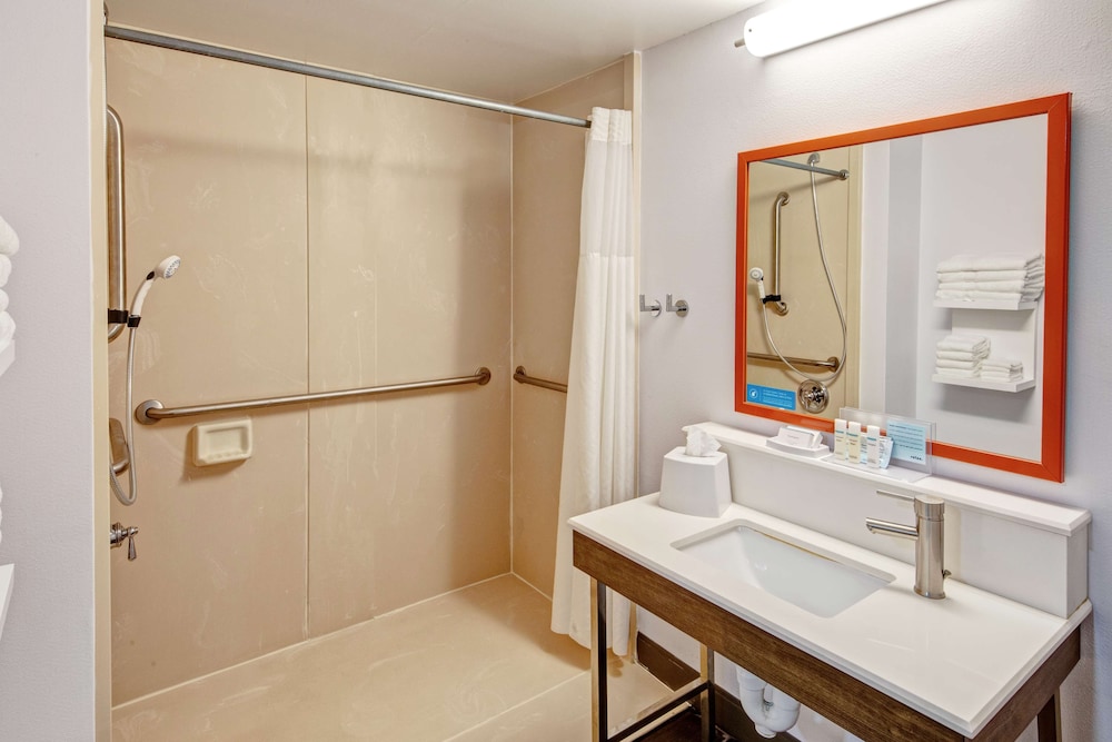 Room, 1 King Bed, Refrigerator & Microwave - Photo 3