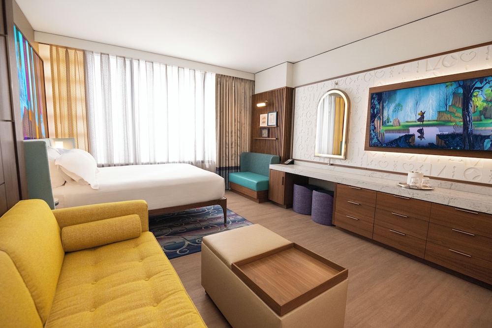 Deluxe Studio - Standard View Hearing Accommodation - Visual Alarm Notification Queen Bed and Queen photo 3