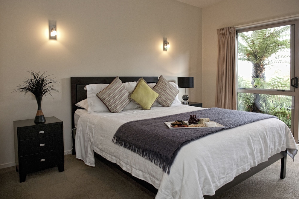 Standard Room, 1 Queen Bed, Balcony, Garden View