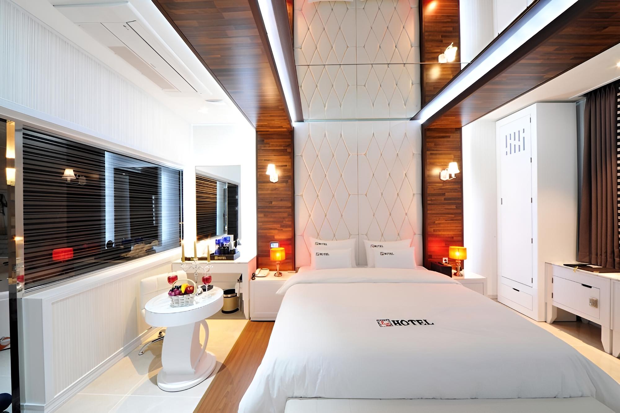 Room (Standard (Styler Bathtub Air Purifier) photo 1