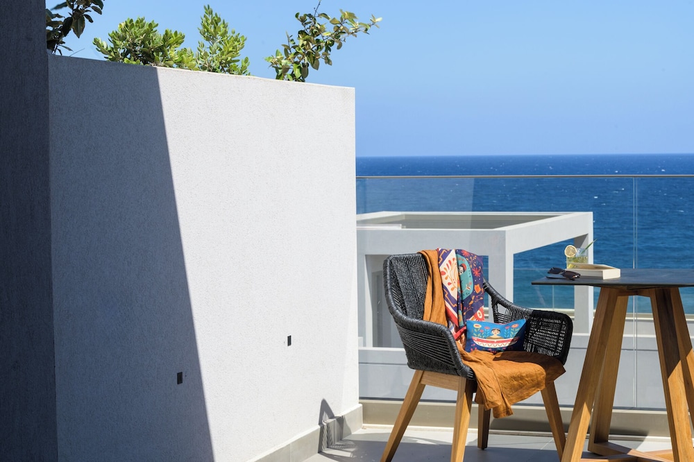 Premium Room, 1 King Bed, Balcony, Sea View thumbnail 5